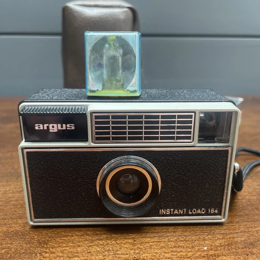 VTG Argus Instant Load 164 Camera w/ flash bulb, BAG + NEW FILM! PROP! Germany